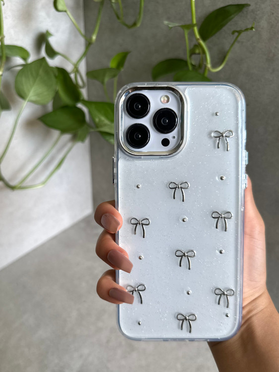 قاب آیفون با پاپیون اکلیلی سیلور، بدنه TPU مقاوم و لبههای محافظ، مناسب مدلهای مختلف آیفون