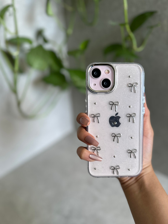 قاب آیفون با پاپیون اکلیلی سیلور، بدنه TPU مقاوم و لبههای محافظ، مناسب مدلهای مختلف آیفون