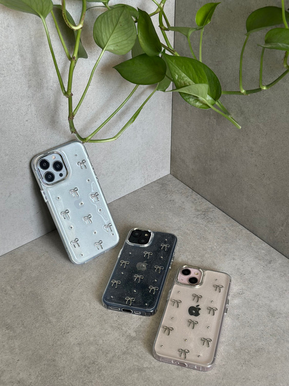 قاب آیفون با پاپیون اکلیلی سیلور، بدنه TPU مقاوم و لبههای محافظ، مناسب مدلهای مختلف آیفون