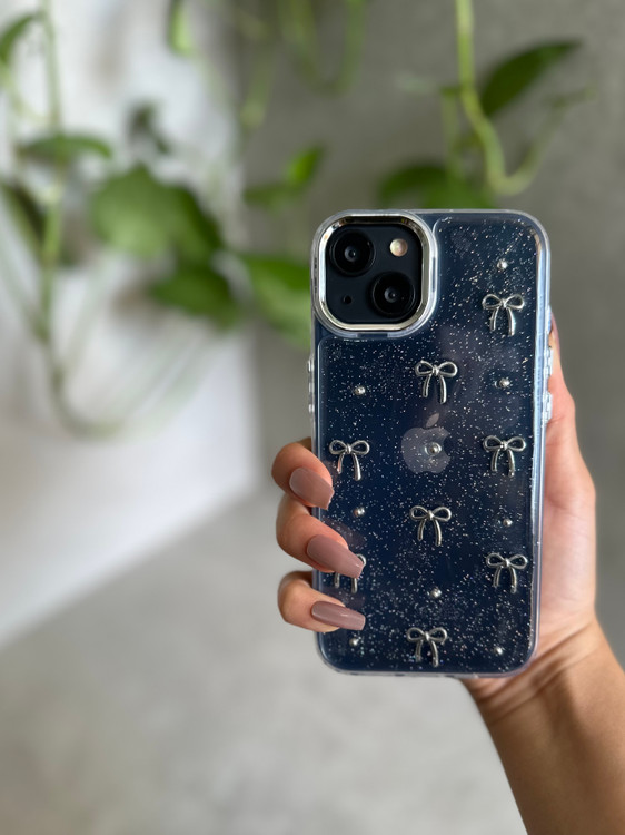 قاب آیفون با پاپیون اکلیلی سیلور، بدنه TPU مقاوم و لبههای محافظ، مناسب مدلهای مختلف آیفون