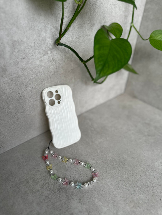 قاب آیفون با طرح موجی برجسته و آویز تزئینی