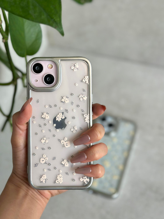 قاب گوشی زمینه شفاف با گلهای ریز نقرهای، مناسب استایل مینیمال و ظریف