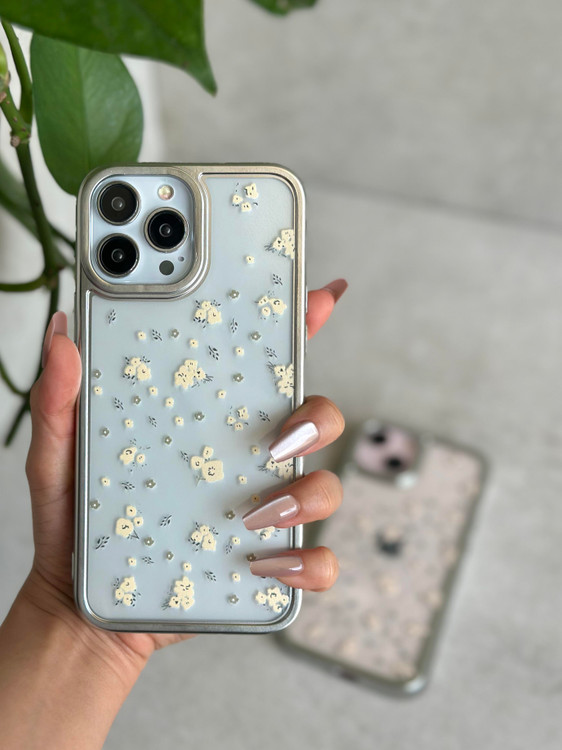 قاب گوشی زمینه شفاف با گلهای ریز نقرهای، مناسب استایل مینیمال و ظریف