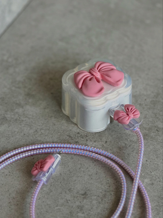 محافظ آداپتور ۲۰ وات اپل سهپین با طراحی برجسته و رنگ صورتی