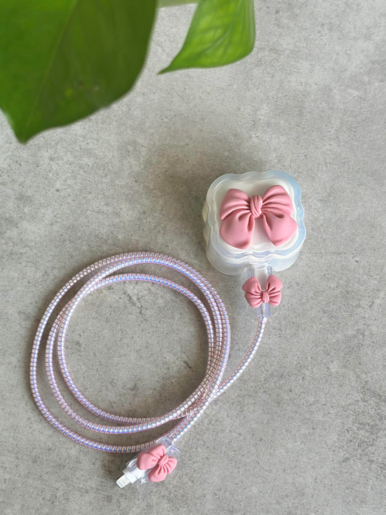 محافظ آداپتور ۲۰ وات اپل سهپین با طراحی برجسته و رنگ صورتی