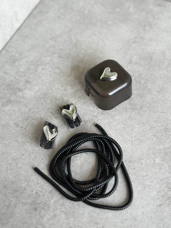 محافظ شارژر آیفون سهپین ۲۰ وات با طرح قلب برجسته مشکی، ست فانتزی ۵ تکه شامل کاور آداپتور، محافظ کابل و جمعکننده سیم