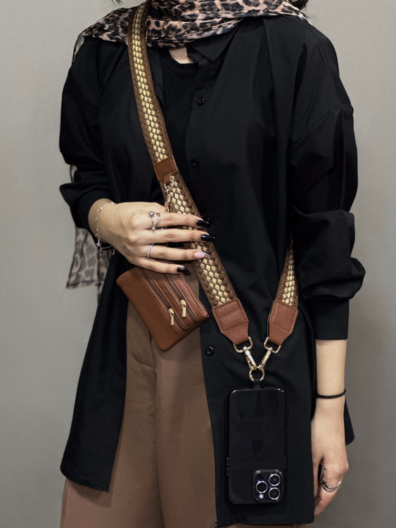 ست بند و جاکارتی چرمی قهوهای با بند قابل تنظیم و قلاب فلزی مقاوم