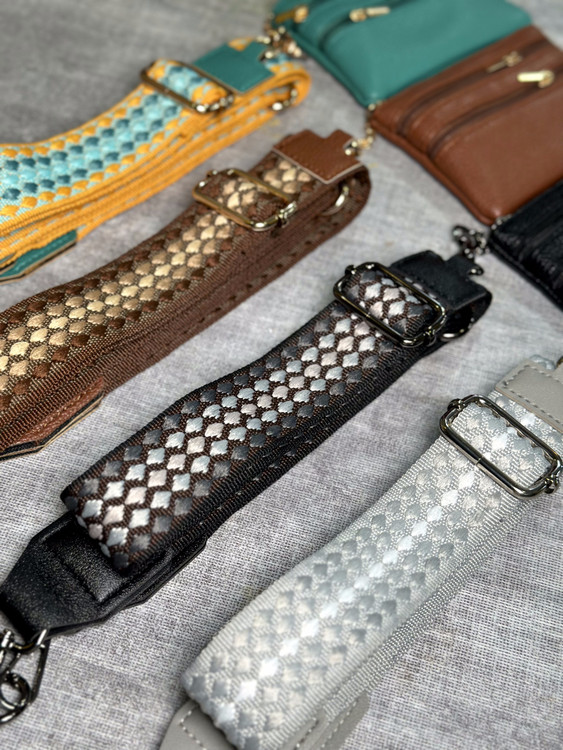 بند لنیارد گوشی و جاکارتی چرمی از برند Silver Case در چهار رنگ مشکی، خاکستری کمرنگ، سبز آبی و قهوهای با بند قابل تنظیم