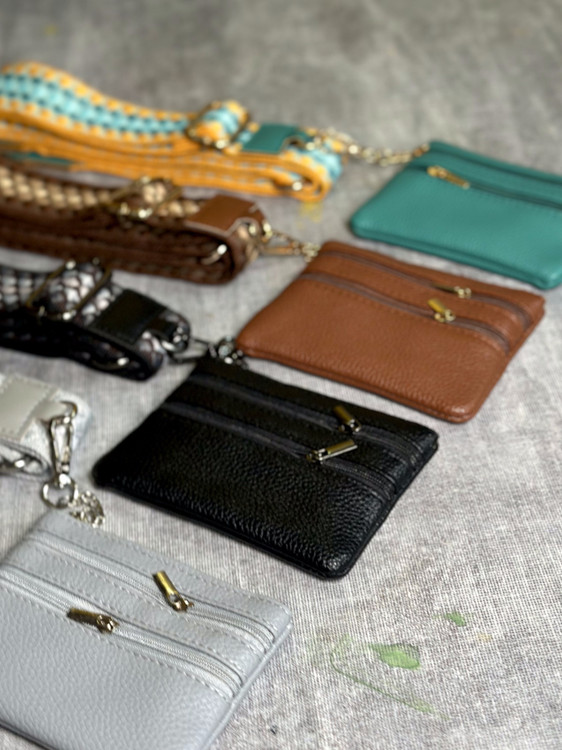 بند لنیارد گوشی و جاکارتی چرمی از برند Silver Case در چهار رنگ مشکی، خاکستری کمرنگ، سبز آبی و قهوهای با بند قابل تنظیم