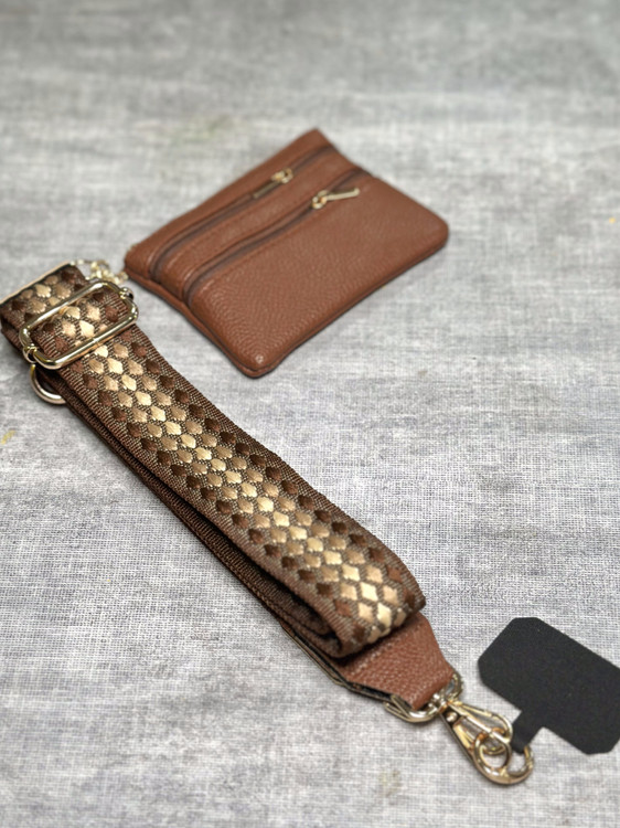 ست بند و جاکارتی چرمی قهوهای با بند قابل تنظیم و قلاب فلزی مقاوم