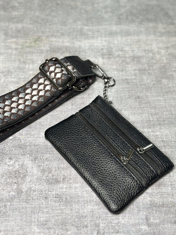 بند گوشی و جاکارتی چرمی رنگ مشکی با قلاب فلزی مقاوم